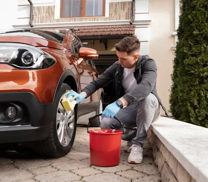 Lavage auto à domicile Valorbiquet : professionnel intervenant sur un véhicule